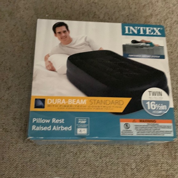 INTEX DuraBeam Twin size 16.5inch blow up mattress with pump - Picture 1 of 2